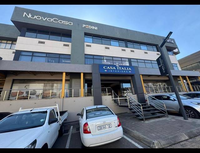 105M² SHOWROOM TO LET IN KRAMERVILLE